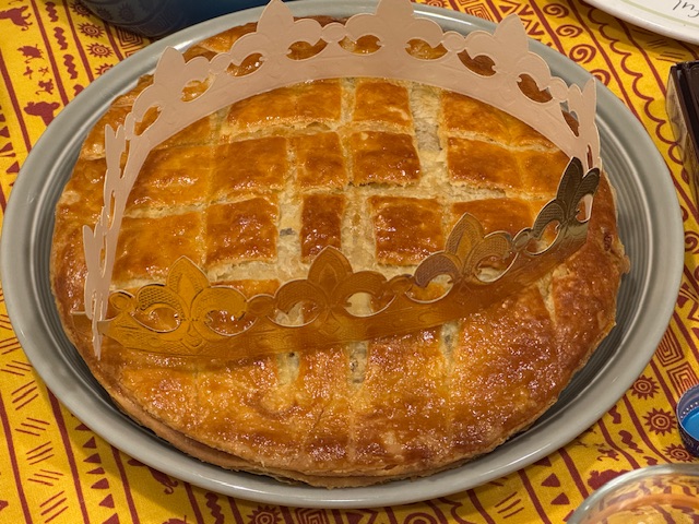 Galette des rois avec une couronne en papier