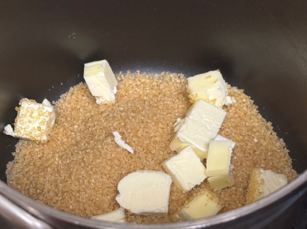 Cassonade et beurre dans une casserole