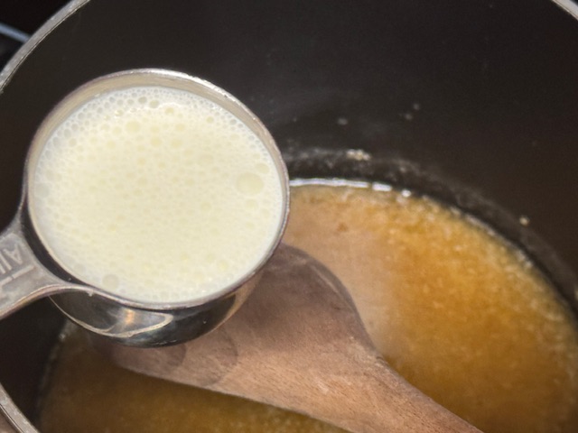2 cuillères à soupe de crème prêtes à être versées dans la casserole