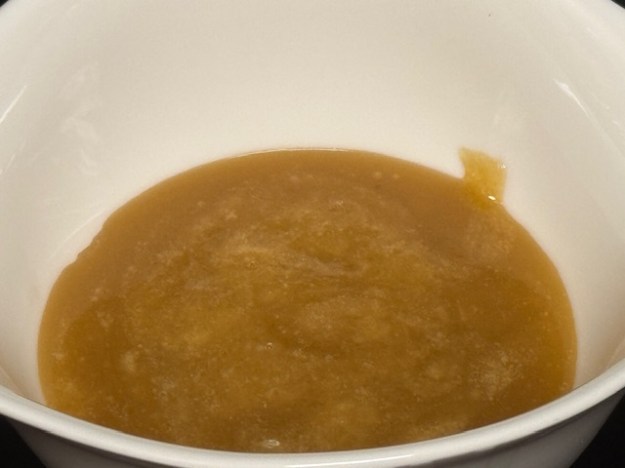 Caramel dans un bol hors le feu