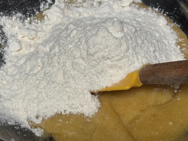 La moitié de la farine ajoutée au saladier