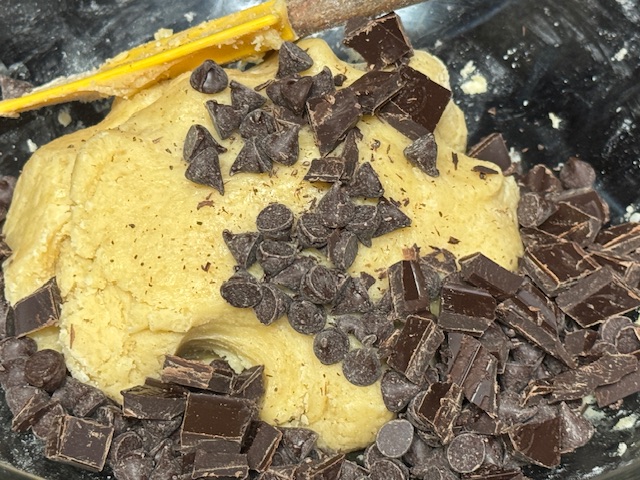 Du chocolat ajouté à la pâte