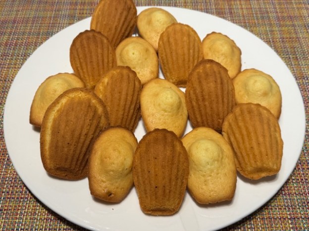 Assiette de madeleines faites maison par Justin Busch