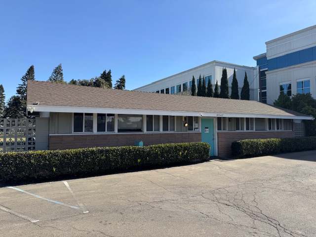 Photo de la morgue, un bâtiment d'une étage, beaucoup plus long que large.