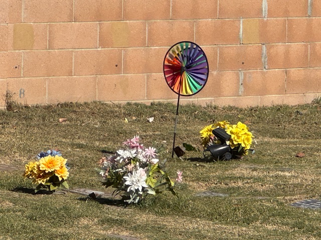 Quelques tombes recouvertes de fleurs