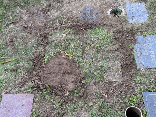 La tombe après avoir rempli le trou avec de la terre.