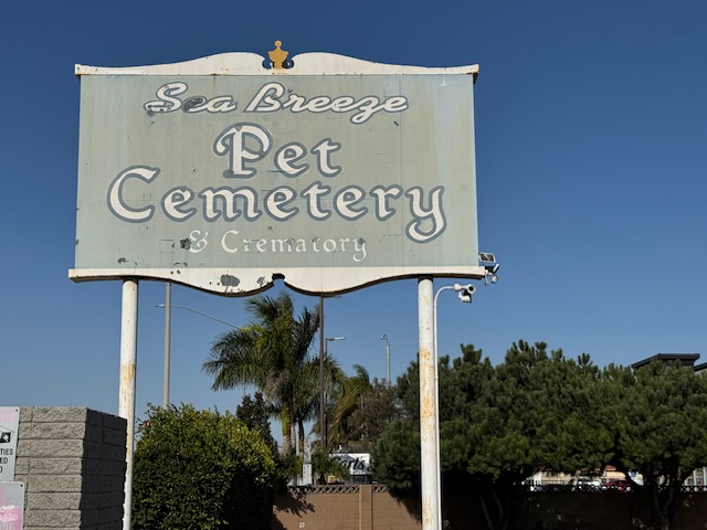 Enseigne qui dit Sea Breeze Pet Cemetery, cimetière d'animaux d'compagnie