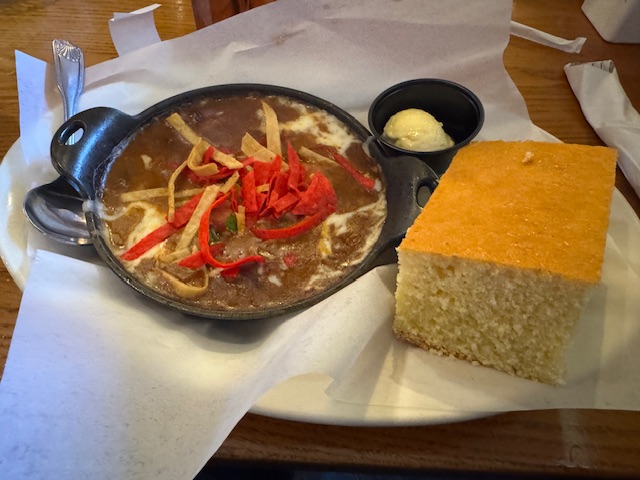 Bol de chili et pain de maïs