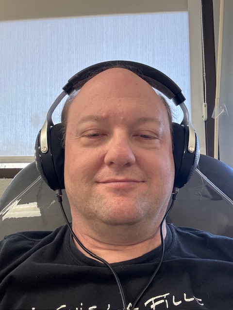 Photo de l'auteur sur le lit pour faire le don