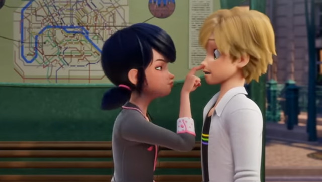 Marinette gifle Adrien par hasard, car elle ne regarde pas où elle va