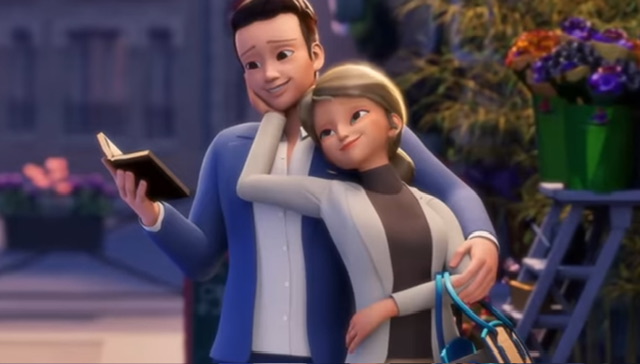 Un couple se tient en public. 