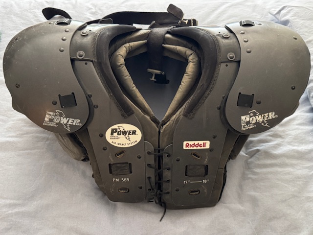 Plastron de football américain qui couvre les épaules et la moitié de la poitrine.