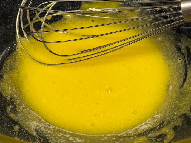 Jaunes et sucre mélangés