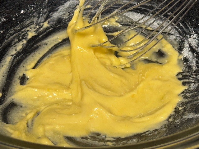 Jaunes, sucre et farine mélangés