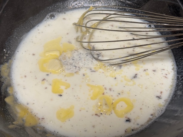 Lait versé dans le saladier