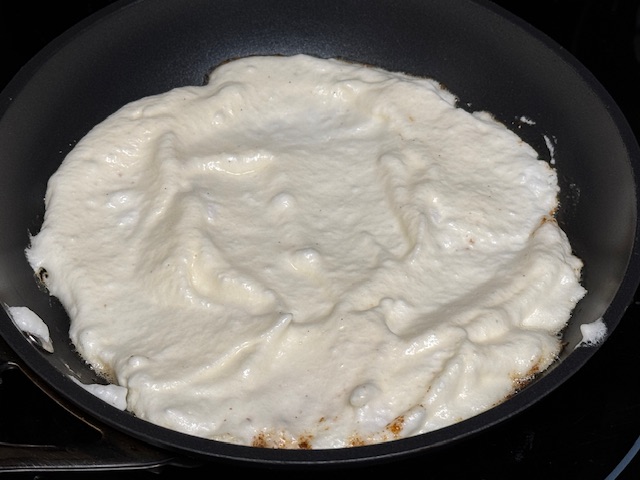 Pâte versée dans la poêle