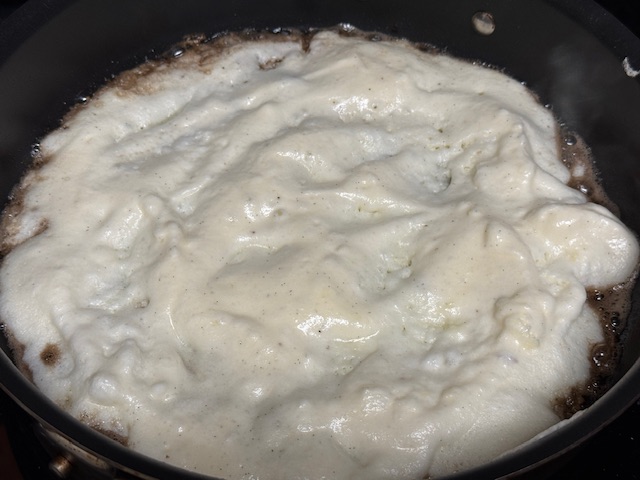 Grande poêle avec pâte