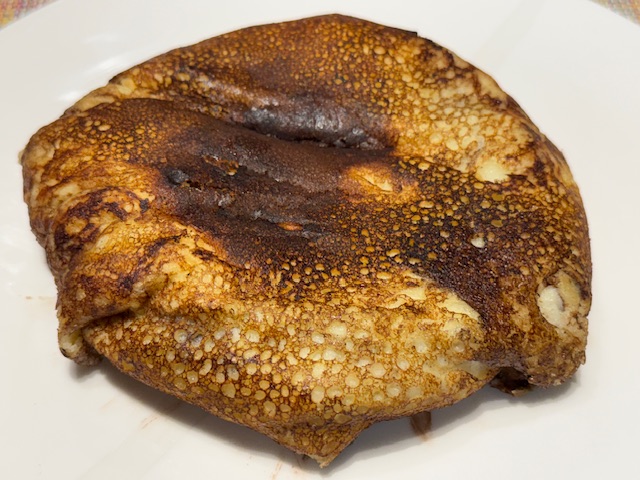 Grande crêpe pliée autour des autres