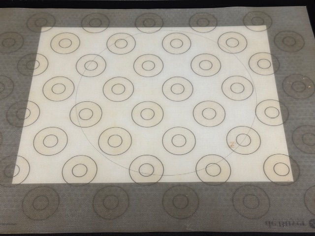 Feuille de papier en-dessous du tapis en silicone