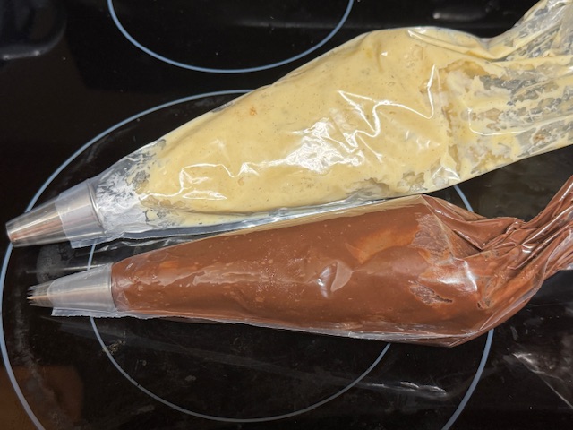Deux poches remplies avec la crème et la ganache