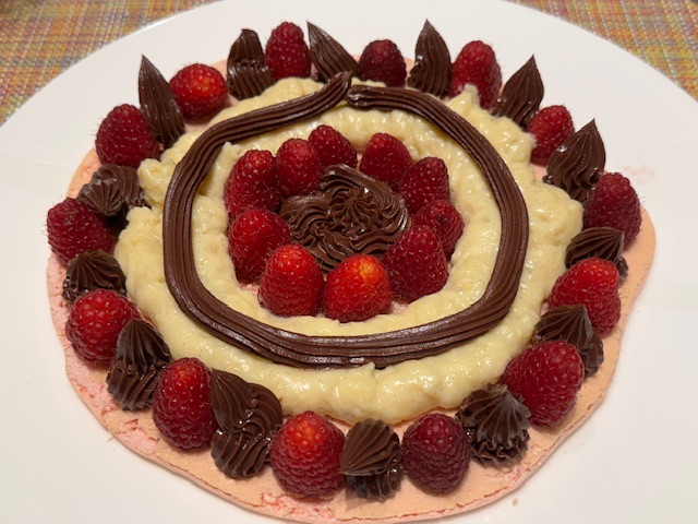 Meme coque garnie de framboises, de ganache, et de crème pâtissière. 