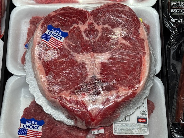 Steak coupé en forme de cœur. L'emballage indique que le poids suffit pour 2 personnes.