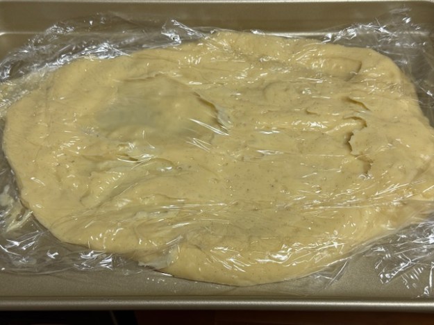 Crème pâtissière sur une plaque, sous film