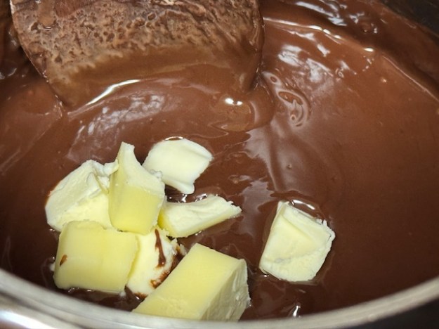 Ganache avec des dès de beurre