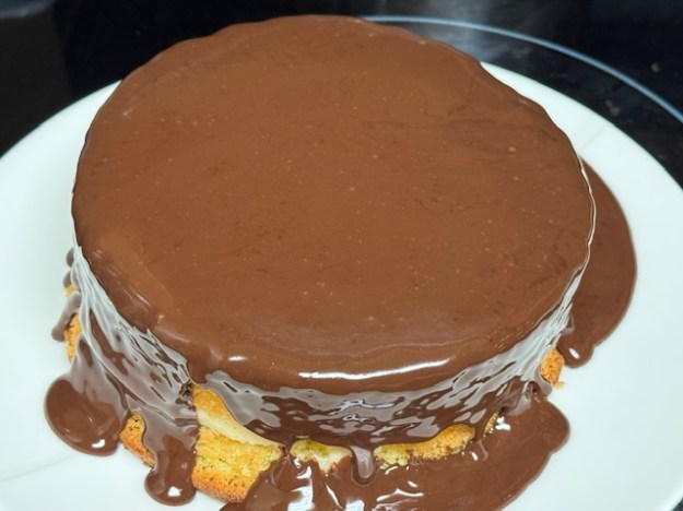 Tarte à la crème de Boston juste après avoir versé la ganache au-dessus