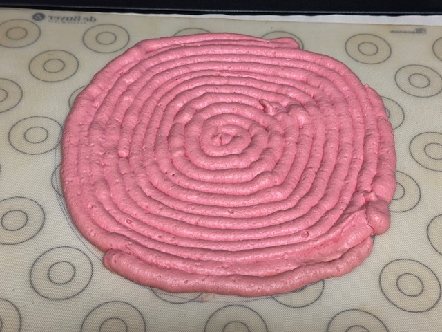 Photo de la coque fait avec une pâte hyper-épaisse et une douille qui fait la moitié de la longueur habituelle.