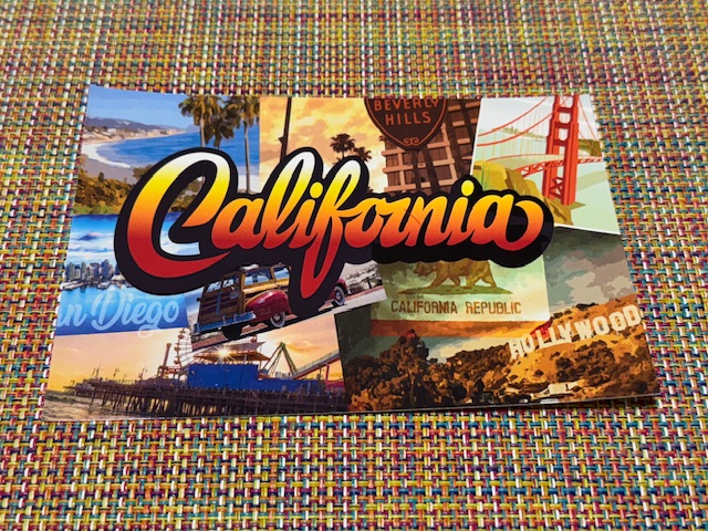 Photo d'une carte postale avec des scènes californiennes et le mot "California" en anglais