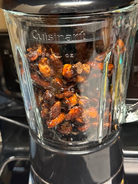 Amandes et noisettes caramélisées, la première étape