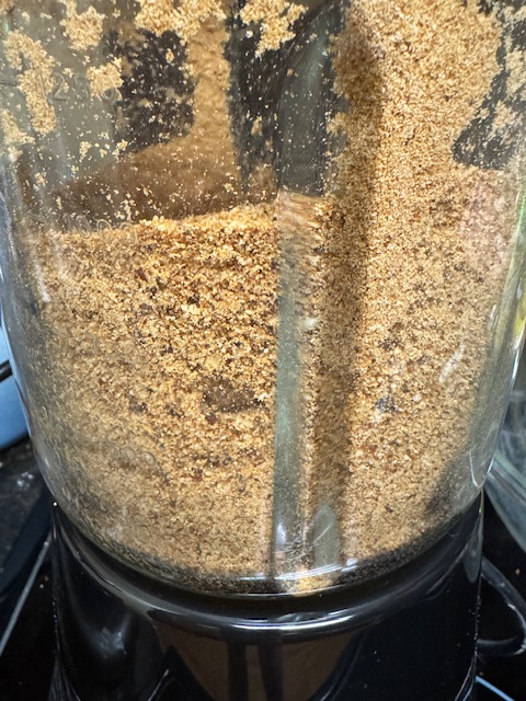 Poudre pralin dans le bol du mixeur