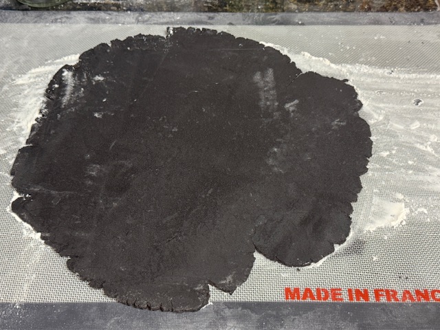 Pâte étalée sur plan de travail 