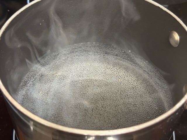 Eau chaude avec de la vapeur dans une casserole