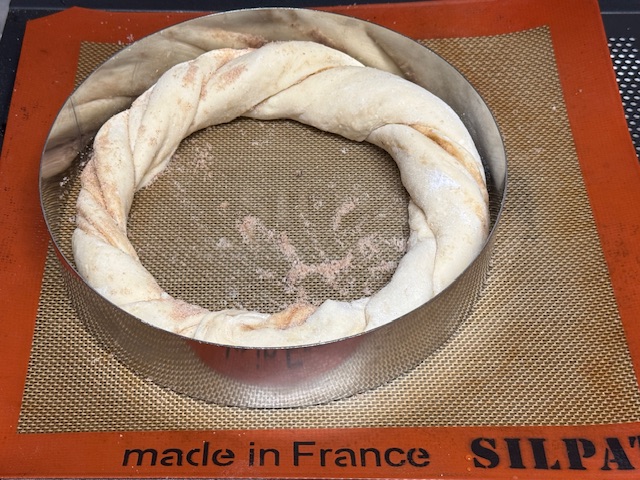 Gâteau dans un cercle, prêt à pousser