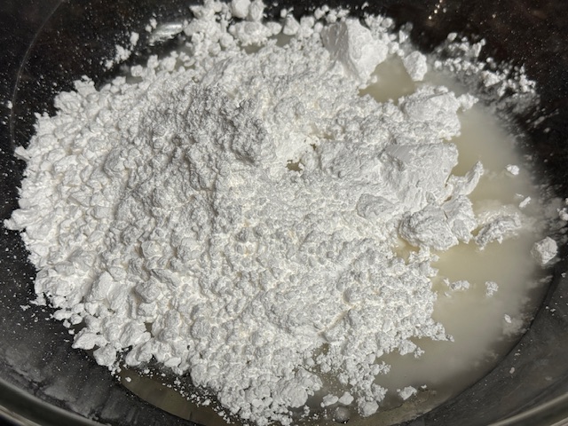 Sucre glace, eau et sirop de glucose dans un saladier