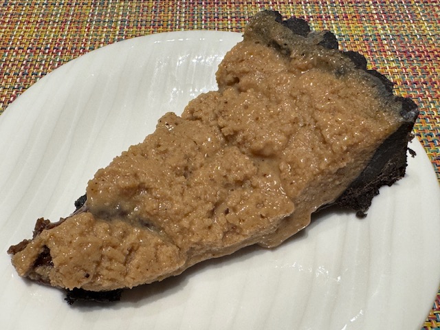 Part de tarte avec la ganache montée à moitié fondue