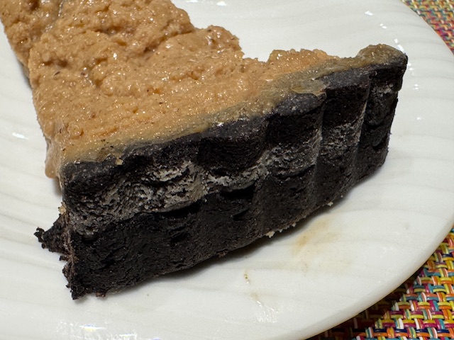 Vue de la part de tarte d'arrière -- la croûte a retenu sa solidité