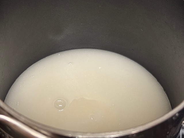 Du sucre dissout dans de l'eau