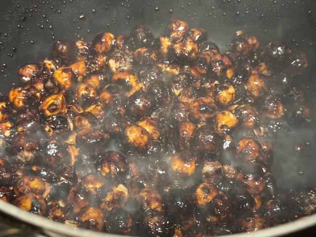 Noisettes caramélisées dans la casserole. La photo est un peu floue à cause de vapeur