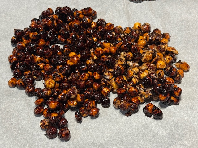 Noisettes caramélisées sur une feuille de papier de cuisson. 