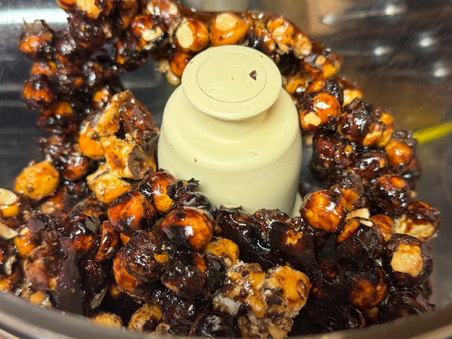 Noisettes caramélisées dans le robot.