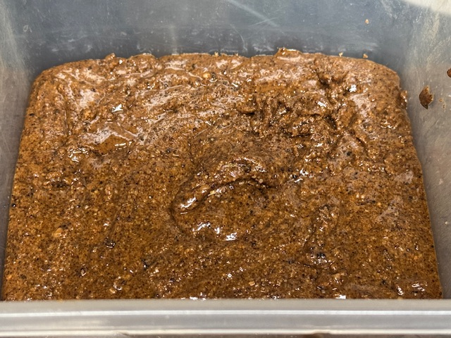 Praliné bien liquide, mais épais, dans sa boîte. 