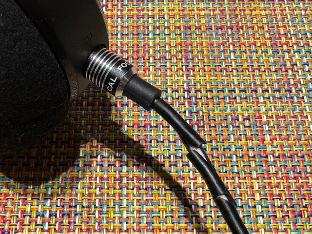 Photo des dommages -- deux déchirures à la surface du câble, près du casque