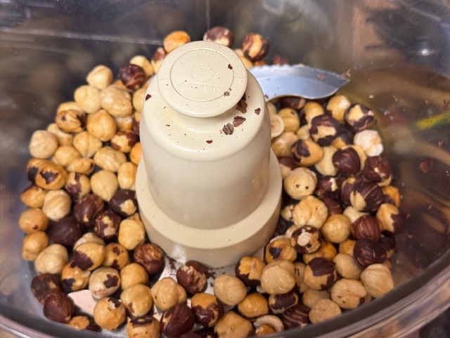 Noisettes dans le bol du robot 