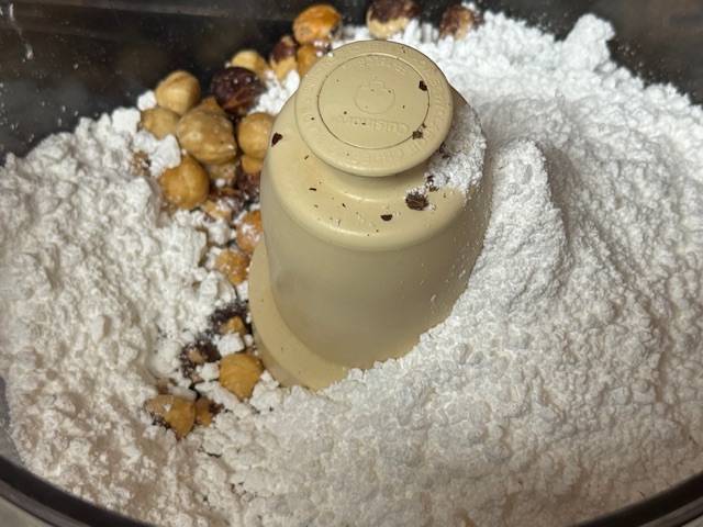 Ingrédients mélangés dans le robot, avant de se lancer