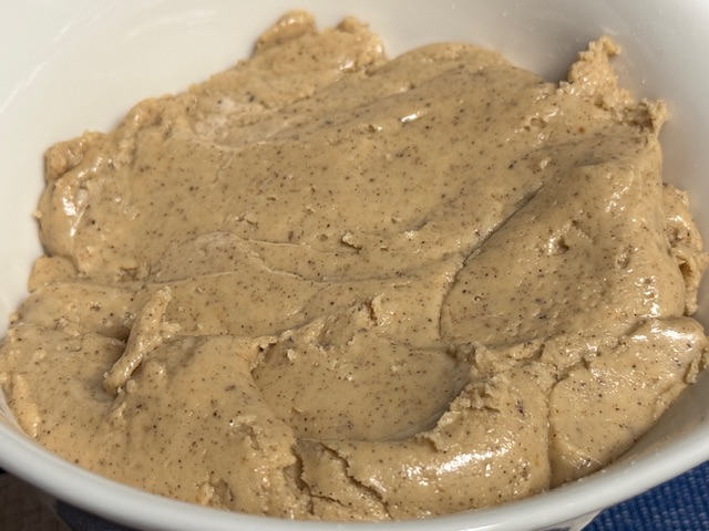 Praliné final retiré du robot, mis dans un bol. Ça a l'air solide.