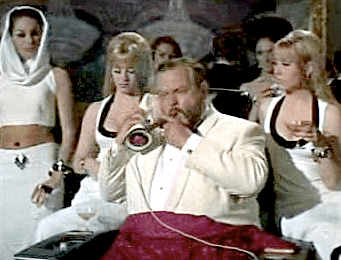 Photo d'Orson Welles jouant le banquier nommé « Le Chiffre ». À ce point dans sa vie, il était plutôt gros.