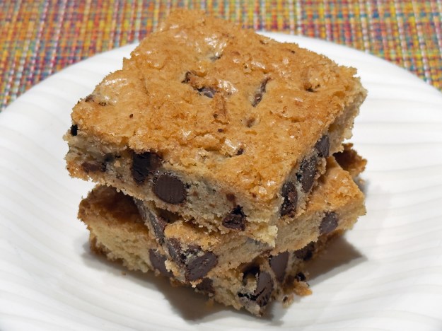 3 blondies dans un tas sur une petite assiette